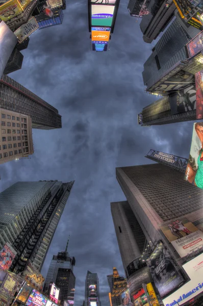 Mirando hacia arriba, Times Square por la noche, Nueva York, Estados Unidos —  Fotos de Stock