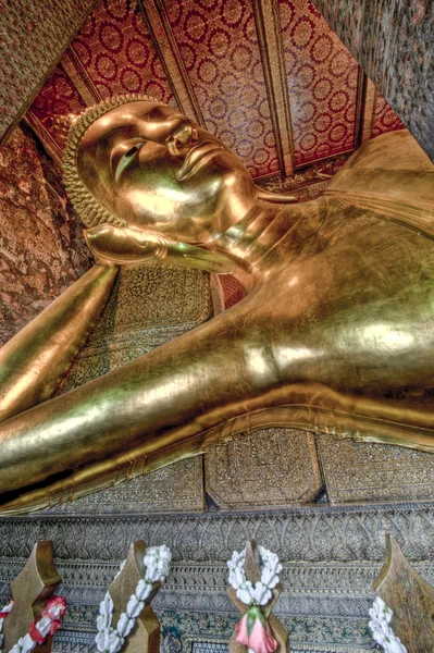 Buda reclinado en Wat Pho — Foto de Stock