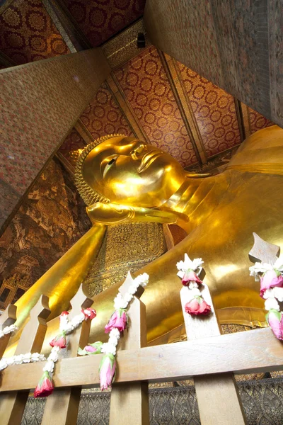 Liggande buddha vid wat pho — Stockfoto