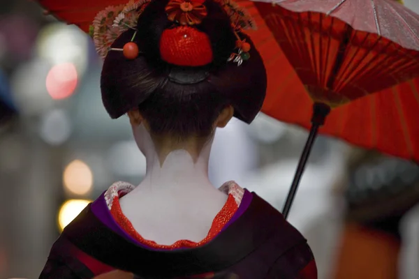 Gejsza z czerwony parasol w kyoto, Japonia — Zdjęcie stockowe