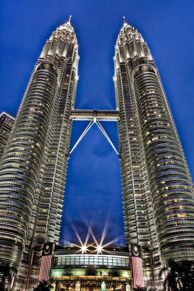 Petronas towers op nacht - kuala lumpur, Maleisië — Stockfoto