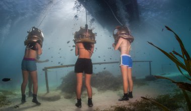 su altında üç dalgıçlar