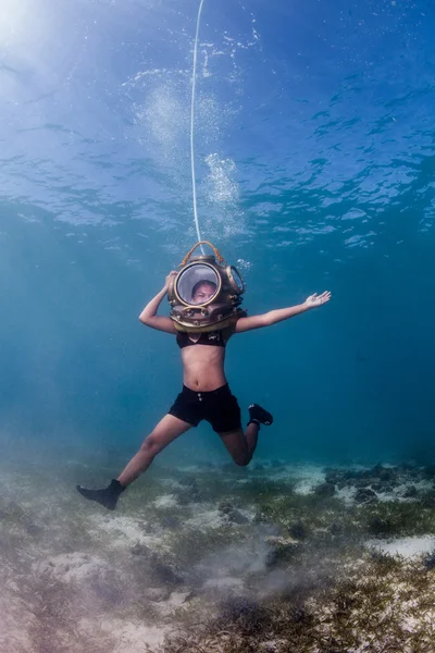Boldog búvár víz alatt — Stock Fotó