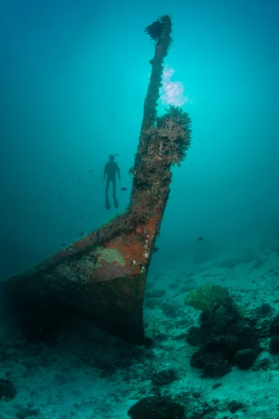 Diver silhouette and the sunken ship — Stock Photo, Image