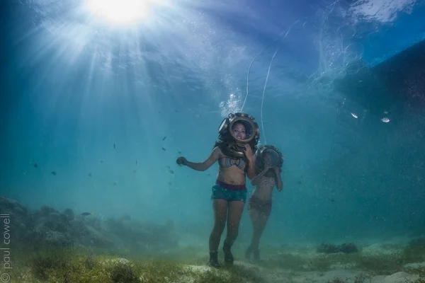 Два водолаза под водой — стоковое фото