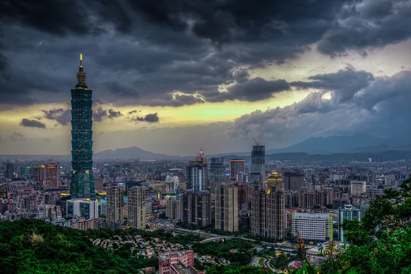 Taipei, Taiwan skyline serale . Immagine Stock
