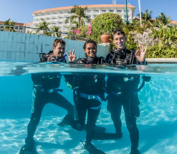 Learning scuba skills in the pool — 스톡 사진