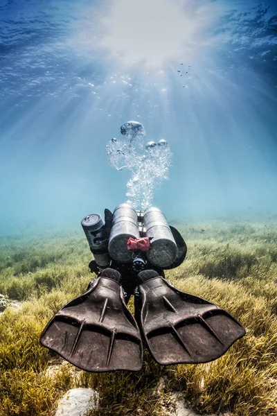 Diver swimming away — Stock Photo, Image