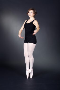 Siyah arka planda balerin.