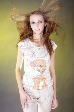 parlak sarı zemin üzerine kız