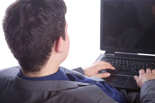 Zakenman werkt aan laptop — Stockfoto