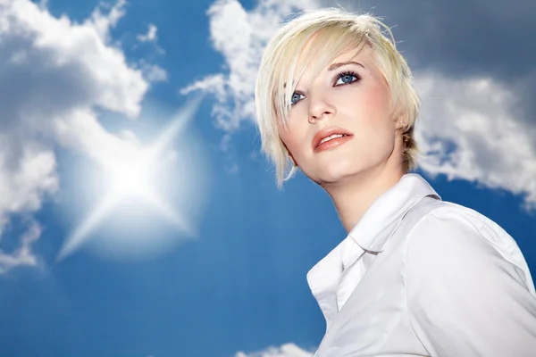 Zakenvrouw op een achtergrond van wolken in de hemel — Stockfoto