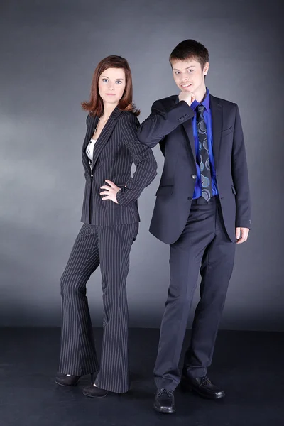 黒の背景上のビジネスのカップル — ストック写真