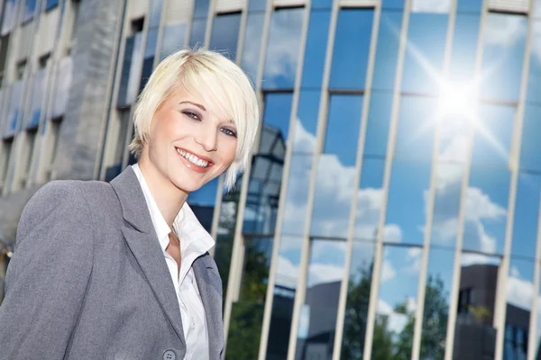 Mujer de negocios en el fondo de un rascacielos — Foto de Stock