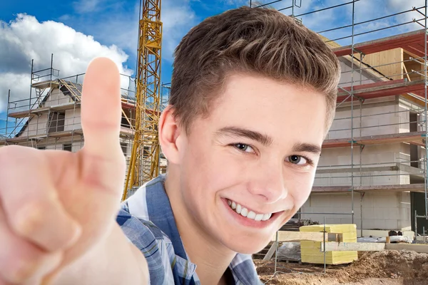 Muž ukazuje znamení ok na pozadí výstavby — Stock fotografie