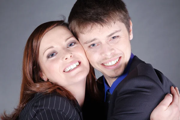 Feliz casal de negócios olhando na câmera — Fotografia de Stock