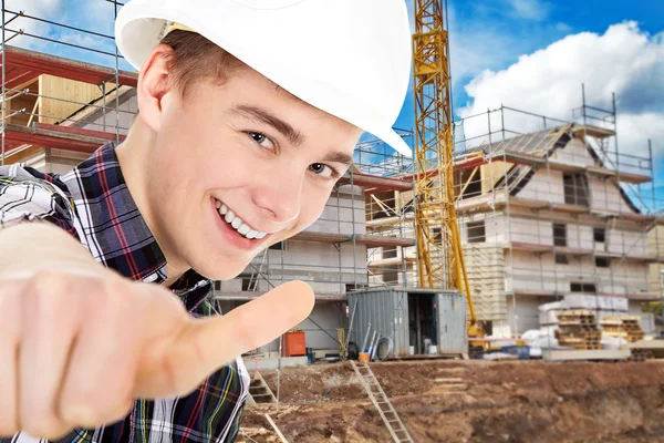 Homem mostrando um sinal ok em um fundo de construção — Fotografia de Stock