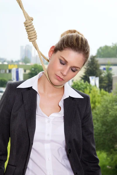 Femme d'affaires est accroché à une corde — Photo