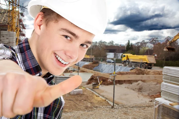 Muž ukazuje znamení ok na pozadí výstavby — Stock fotografie