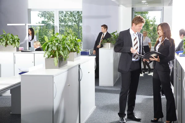 Ufficio Affari Uomini e Donne parlando — Foto Stock