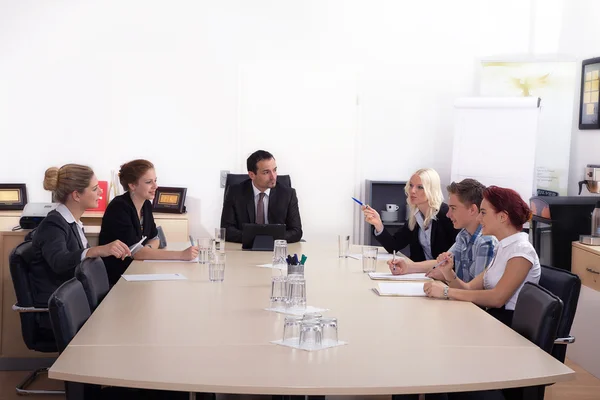 Bedrijfsgroep zitten in kantoor — Stockfoto