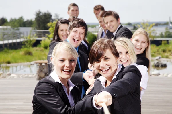 ekip çalışması işadamları ipe çekmek