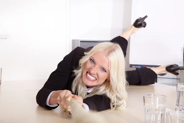 Empresária segurando uma corda deitada na mesa — Fotografia de Stock