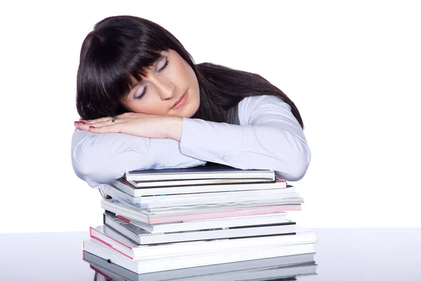 De leraar slaapt op een tafel met boeken — Stockfoto