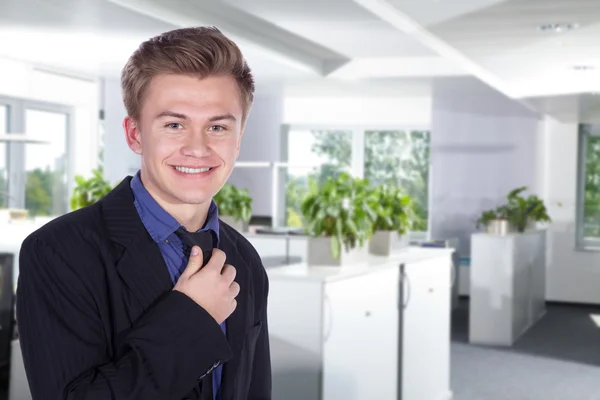 Freundliche Geschäftsleute vorstellen — Stockfoto