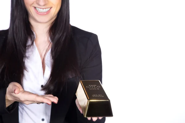 Businesswoman holding a gold bar in his hands — Stock Photo, Image