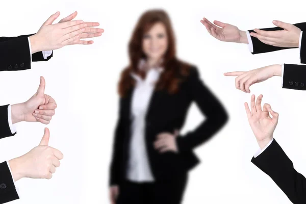 Affärskvinna med händerna på bakgrund — Stockfoto