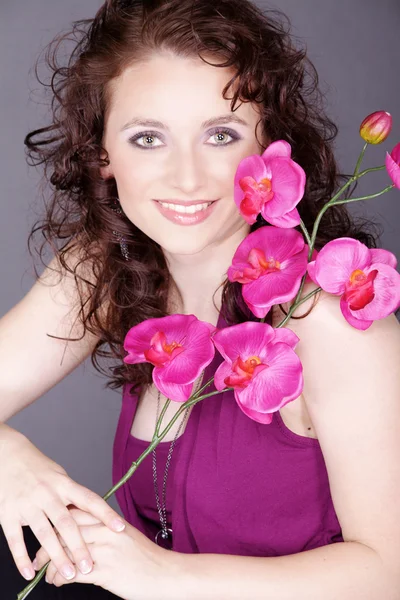 Fille avec des fleurs roses — Photo