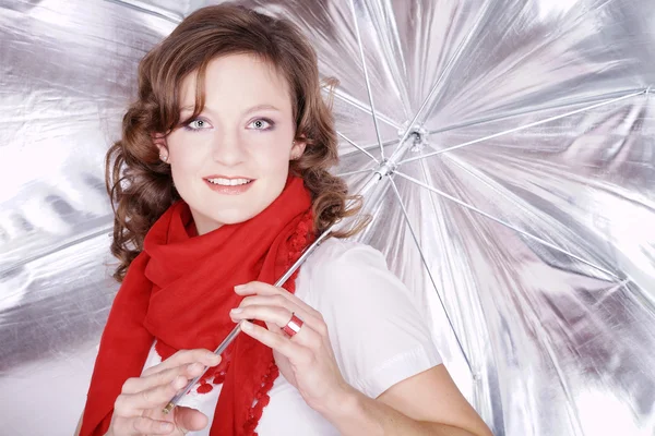 Brünettes Mädchen mit Regenschirm — Stockfoto