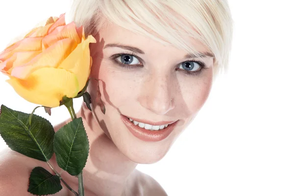 Blonde fille avec une rose jaune — Photo