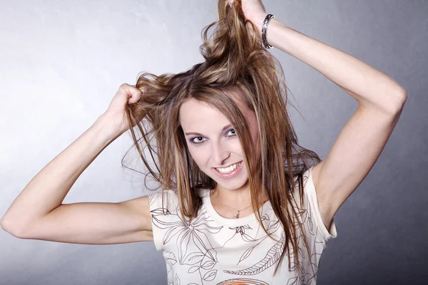Lány, megérintette a haját — Stock Fotó
