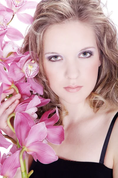 Blond meisje met roze bloemen — Stockfoto