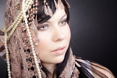 esmer kız örgü Fular Kolye ile