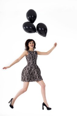 Beyaz bir arka planda balonlarla esmer kız