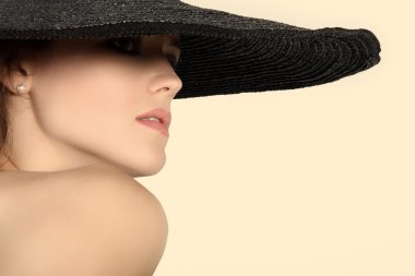 Siyah şapkalı kız