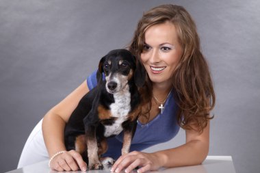 bir köpek ile sarışın kız