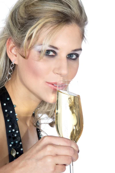 Ragazza bionda con un bicchiere di champagne su sfondo bianco — Foto Stock