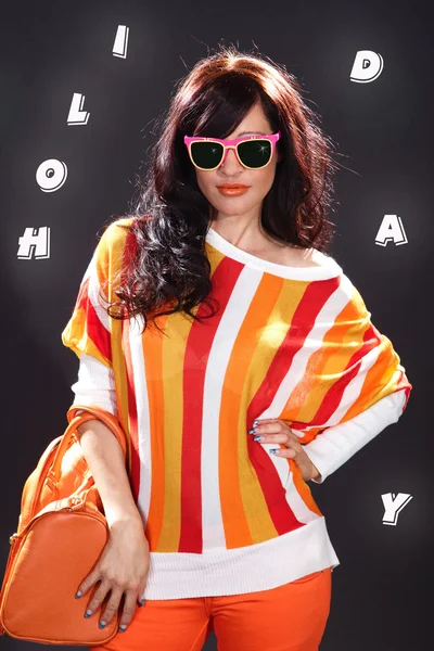 Chica en gafas con una bolsa con palabras "Holi Day " —  Fotos de Stock