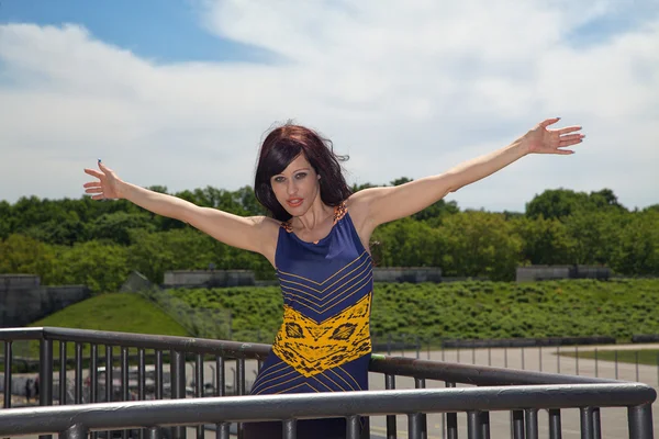 Brunette meisje op het balkon — Stockfoto