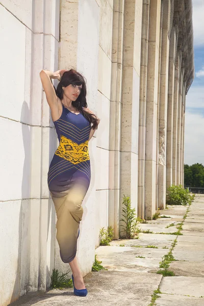 Brunette girl near an old building — Stock Photo, Image