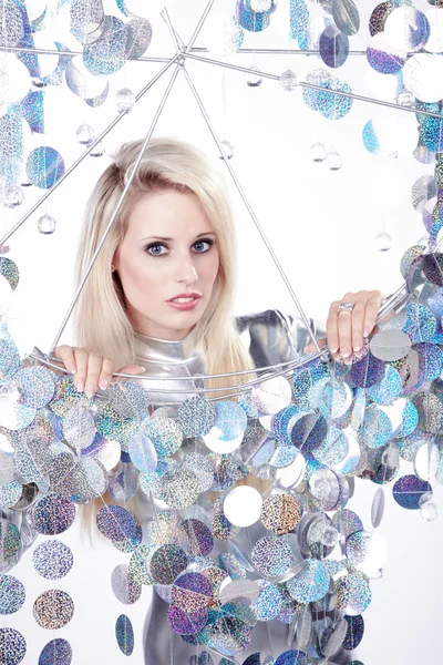 Blond tjej i en silver klänning med glänsande föremål — Stockfoto
