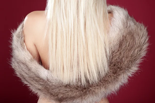 Glamoureuze blonde in dierlijke bont — Stockfoto