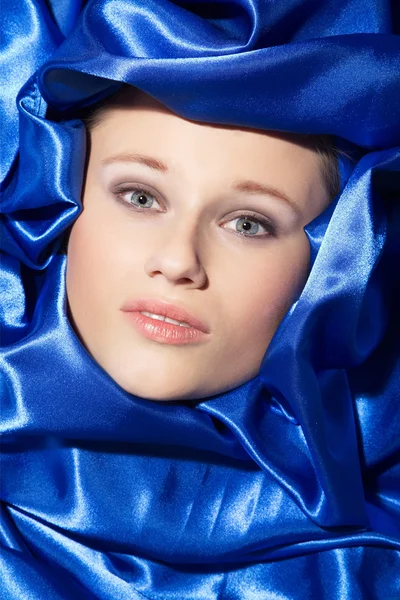 Kızın yüzü mavi bir dekorasyon — Stok fotoğraf