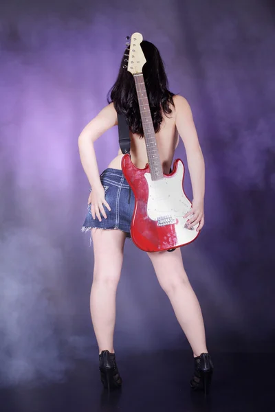Brunetka dziewczynka z gitara elektryczna — Zdjęcie stockowe