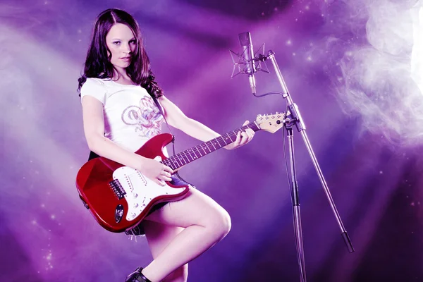 Menina morena com uma guitarra elétrica — Fotografia de Stock