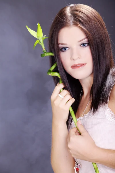 Yaprakları ile esmer kız — Stok fotoğraf